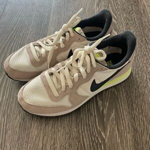 Women’s Nike Internationalist Size 8.5 Great used condition
